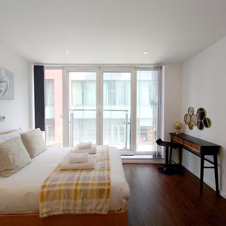 Fully Serviced Two Bed Apartment By Excel & O2 Лондон Екстериор снимка