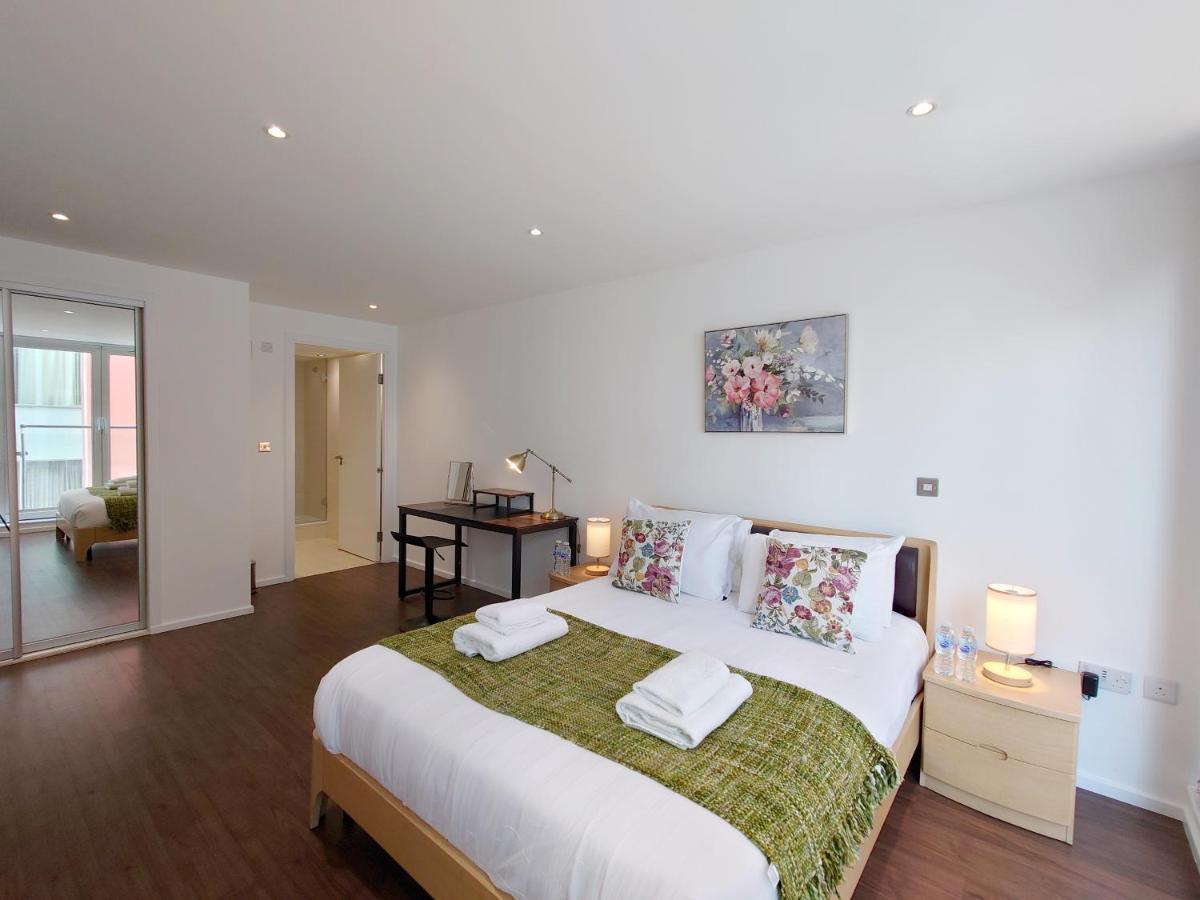 Fully Serviced Two Bed Apartment By Excel & O2 Лондон Екстериор снимка