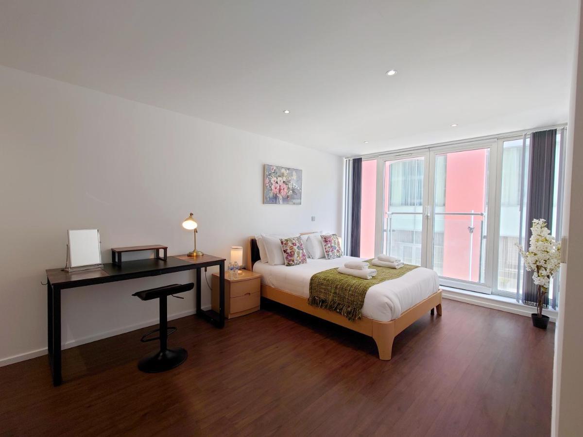 Fully Serviced Two Bed Apartment By Excel & O2 Лондон Екстериор снимка