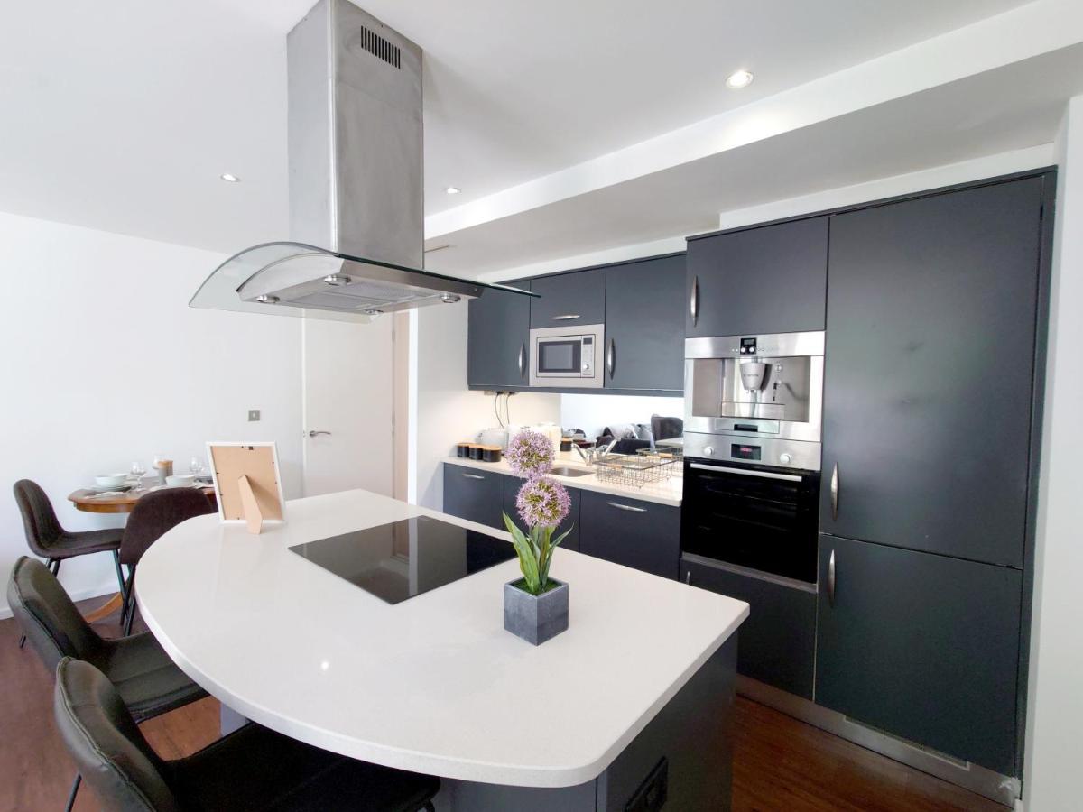 Fully Serviced Two Bed Apartment By Excel & O2 Лондон Екстериор снимка