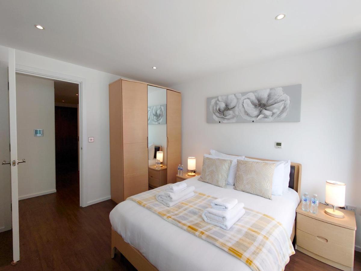 Fully Serviced Two Bed Apartment By Excel & O2 Лондон Екстериор снимка
