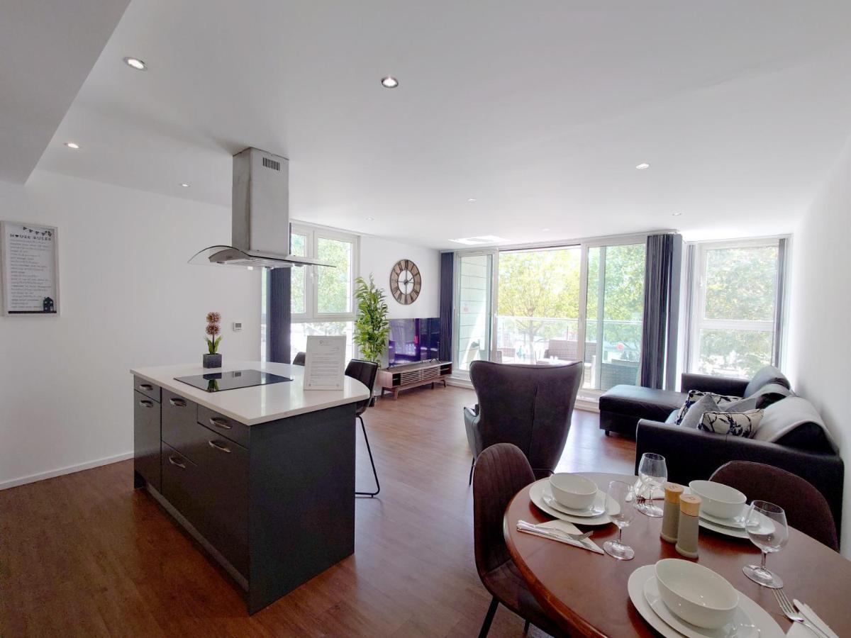 Fully Serviced Two Bed Apartment By Excel & O2 Лондон Екстериор снимка