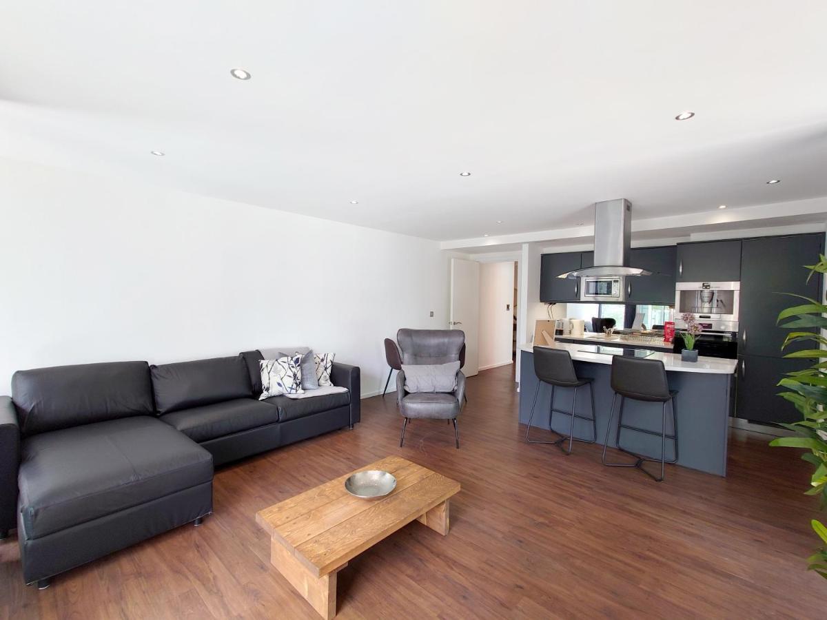 Fully Serviced Two Bed Apartment By Excel & O2 Лондон Екстериор снимка