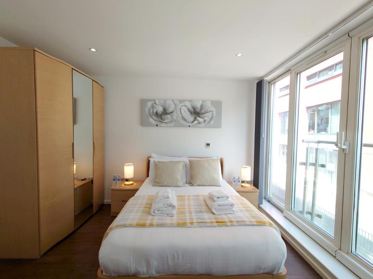 Fully Serviced Two Bed Apartment By Excel & O2 Лондон Екстериор снимка