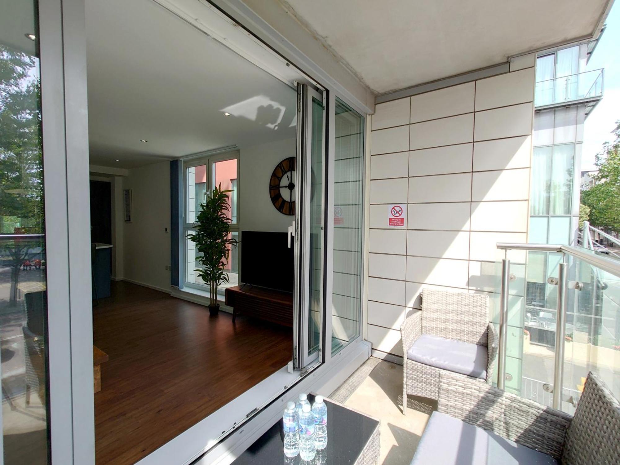 Fully Serviced Two Bed Apartment By Excel & O2 Лондон Екстериор снимка