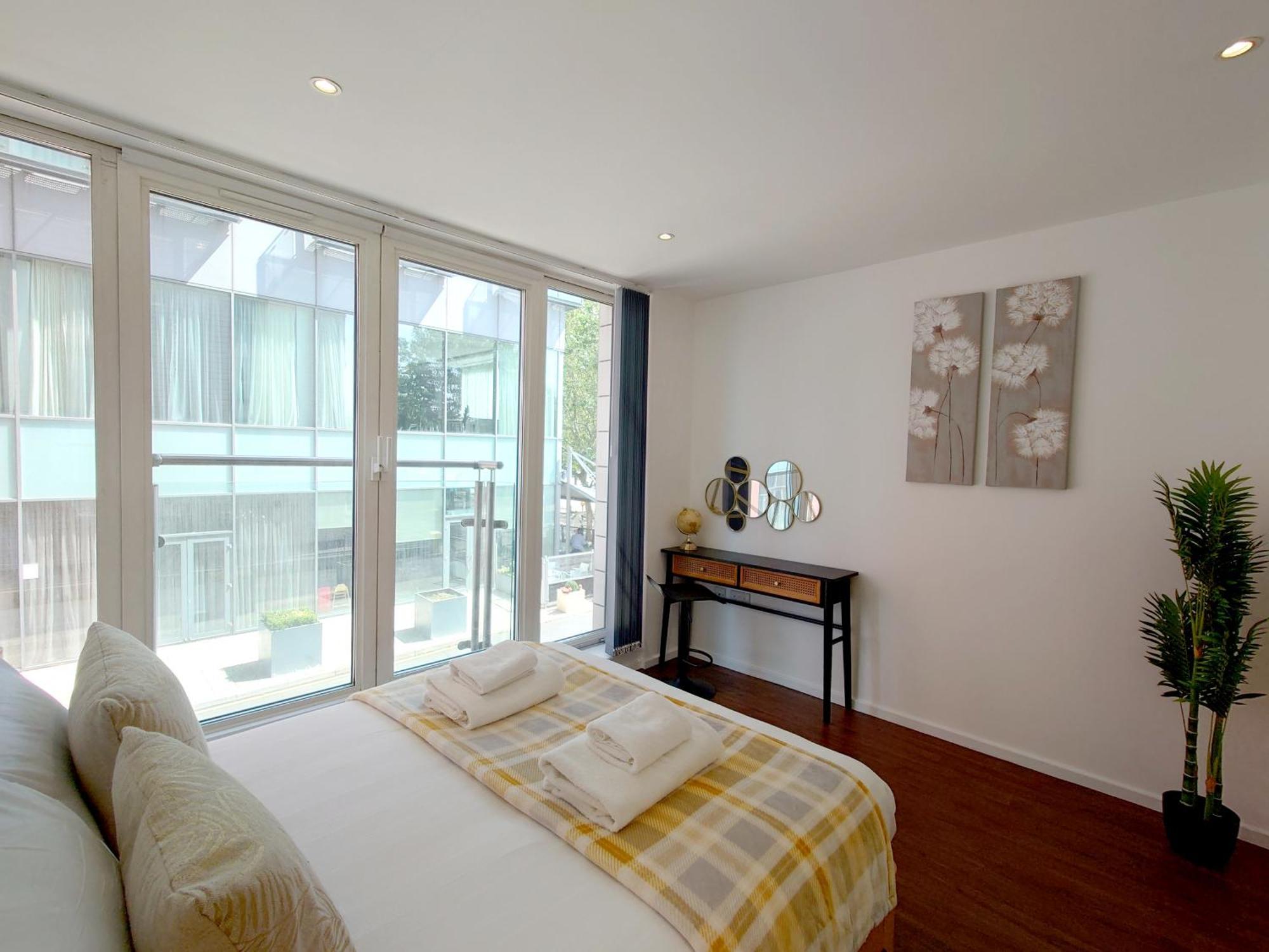 Fully Serviced Two Bed Apartment By Excel & O2 Лондон Екстериор снимка