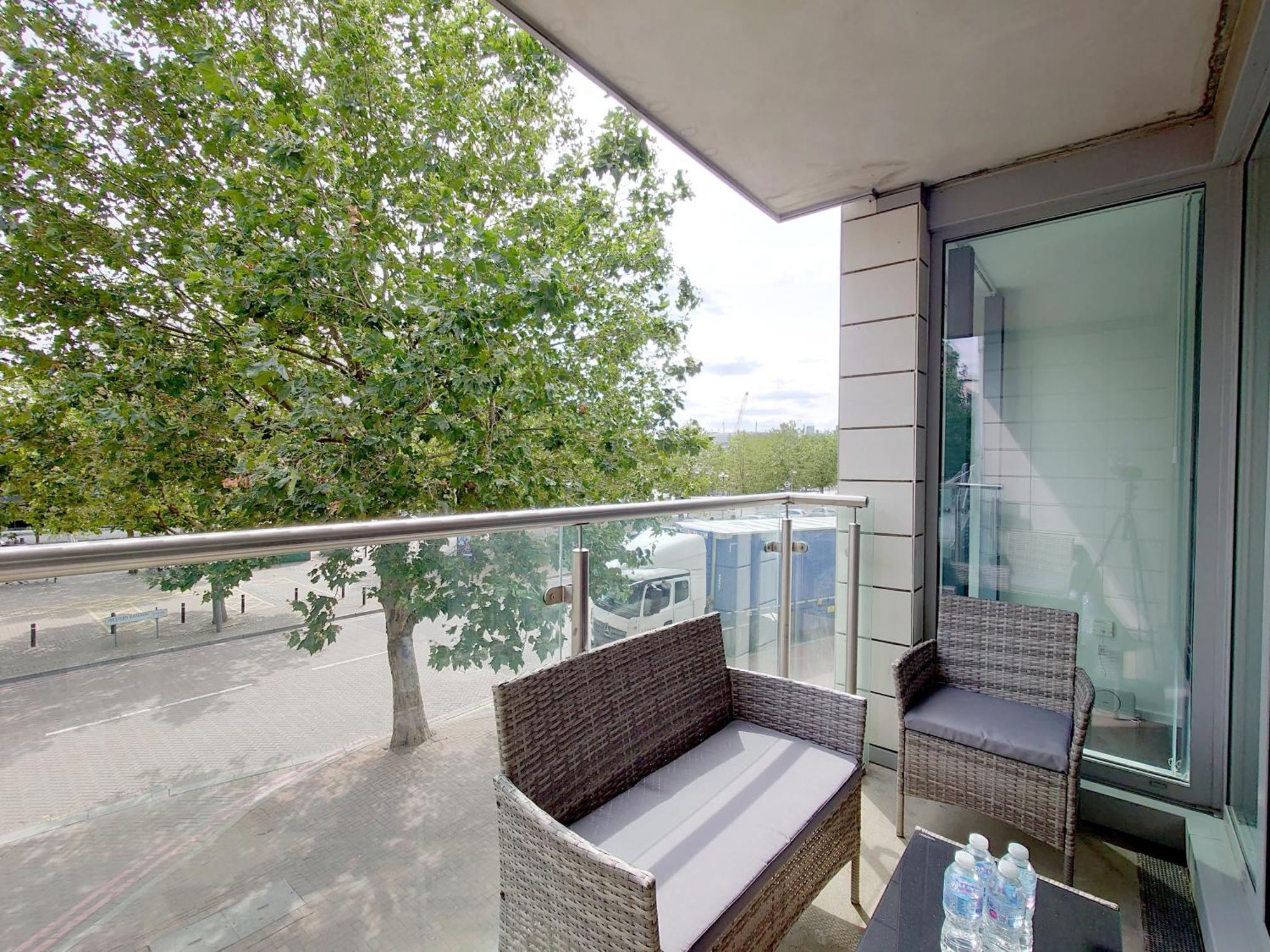Fully Serviced Two Bed Apartment By Excel & O2 Лондон Екстериор снимка